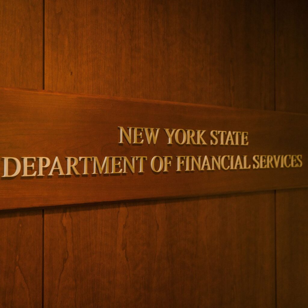 COINBASE acuerda $100 millones con regulador financiero de Nueva York